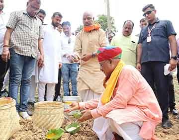 मुख्यमंत्री श्री साय बने किसान: खेतों में बीज छिड़काव कर खेती-किसानी का शुभारंभ